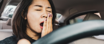 Conductrice qui bâille au volant