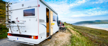 Camping-car au bord de la mer en pleine nature